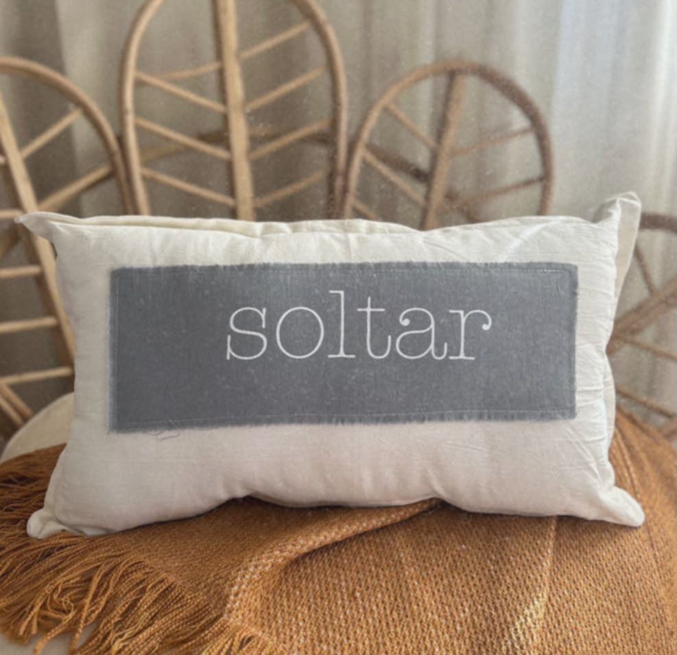 almohadon con frase gris