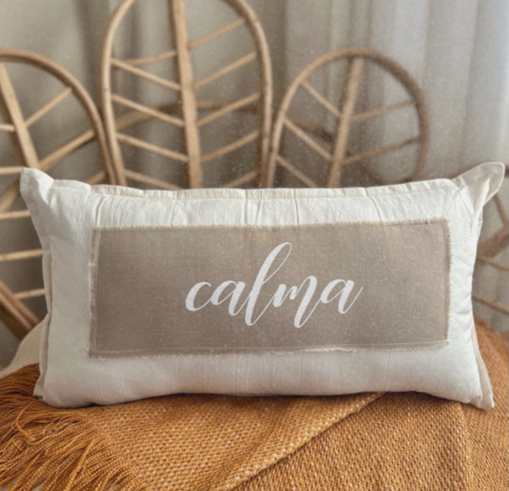 almohadon con frase beige - Imagen 3
