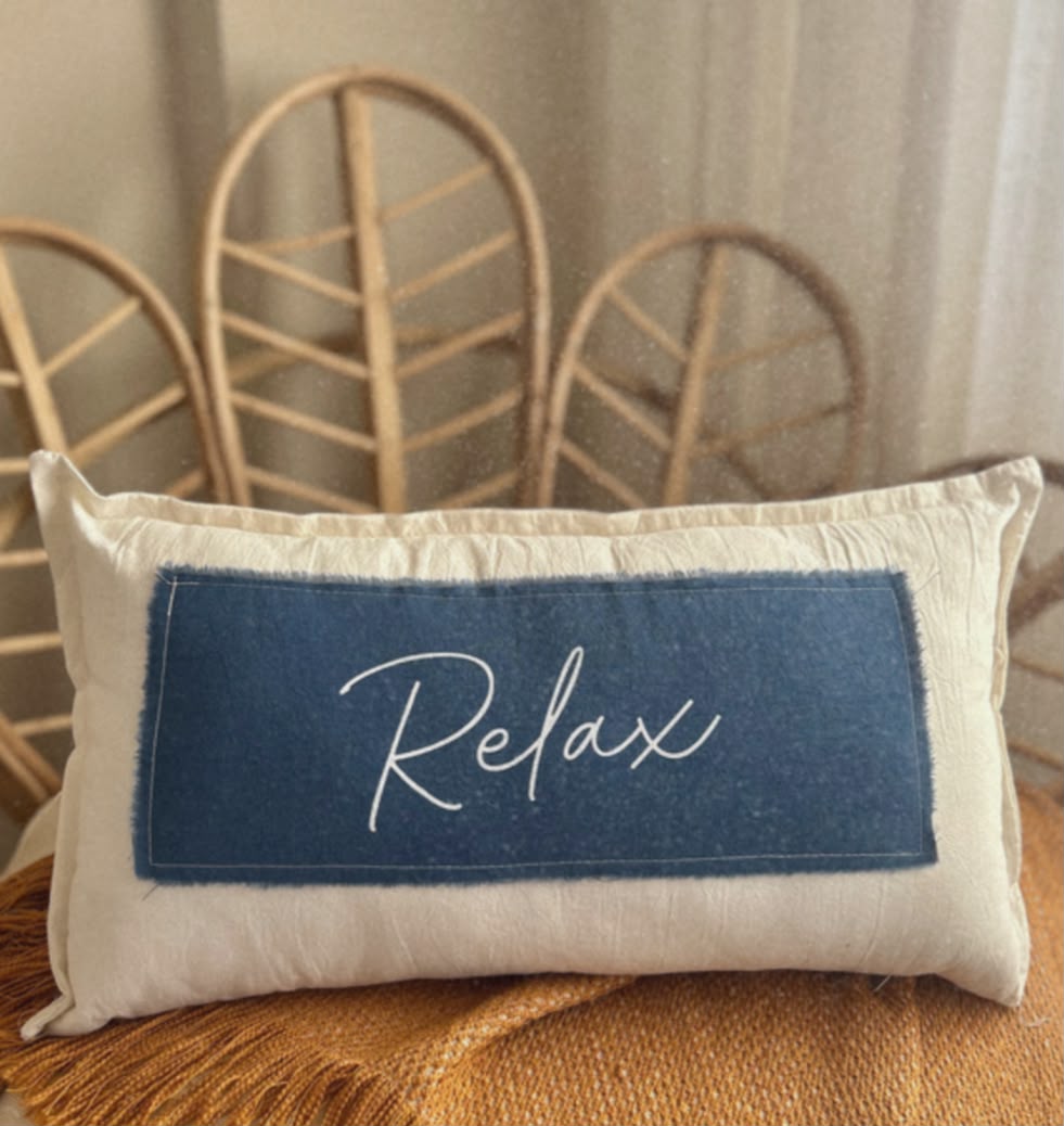 almohadon con frase azul - Imagen 5