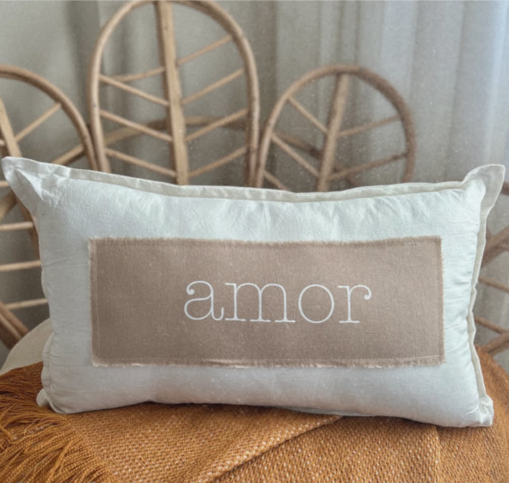 almohadon con frase beige - Imagen 2