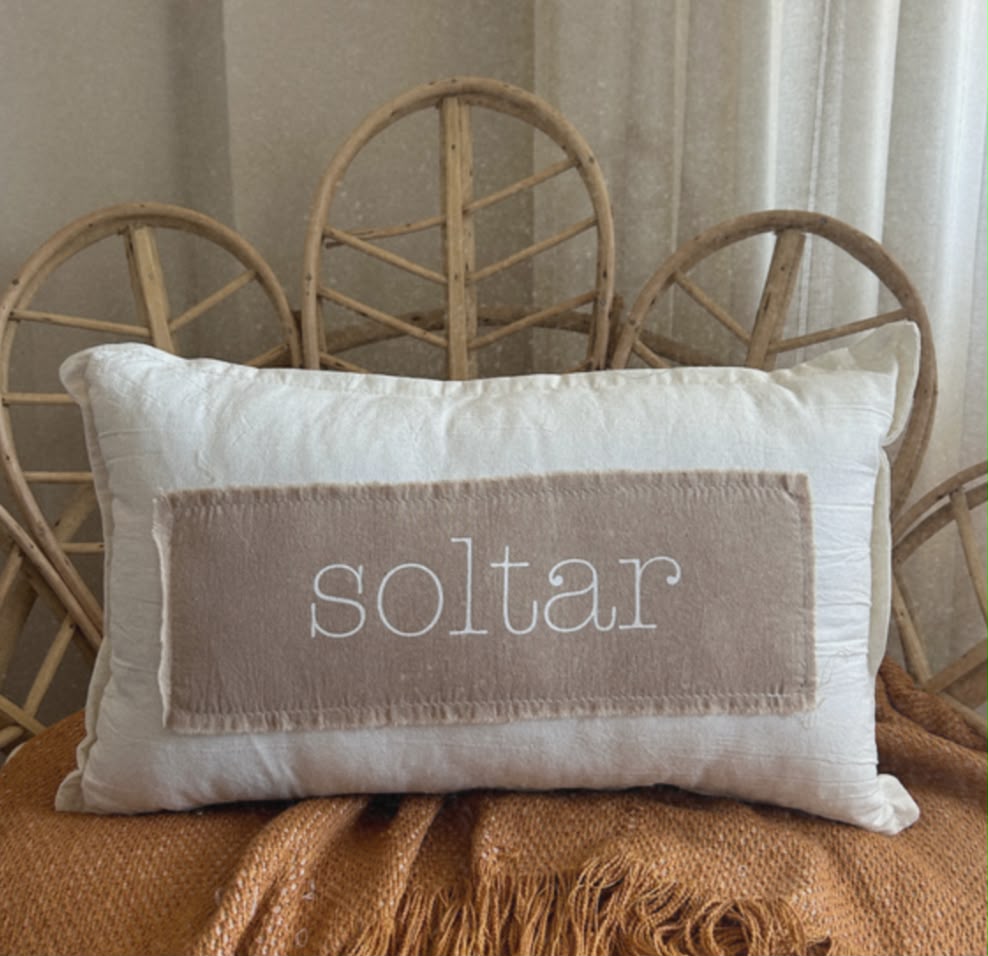almohadon con frase beige