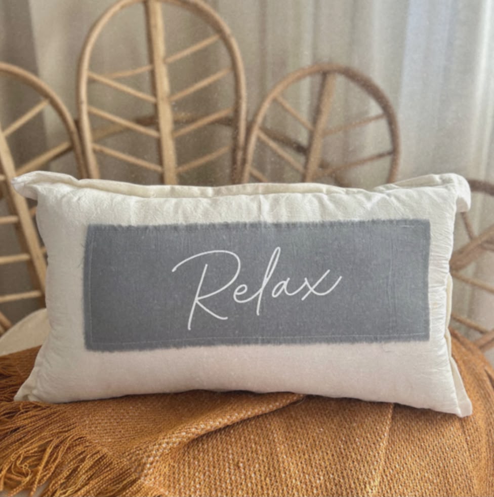 almohadon con frase gris - Imagen 3