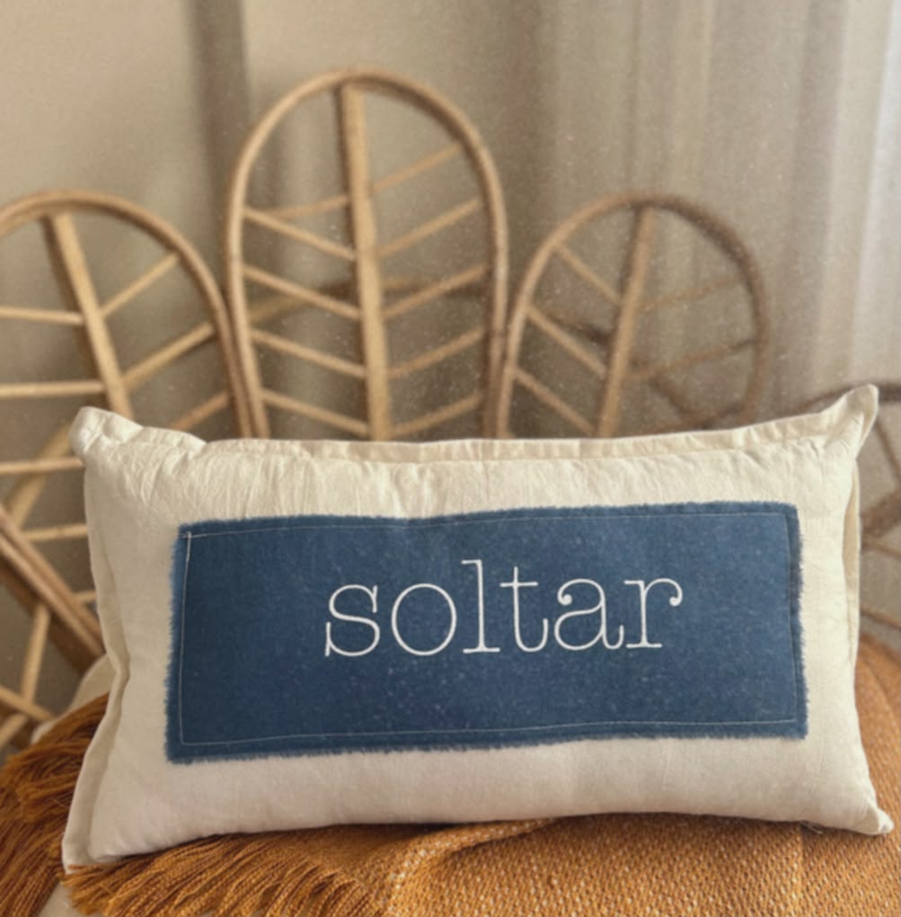 almohadon con frase azul - Imagen 4