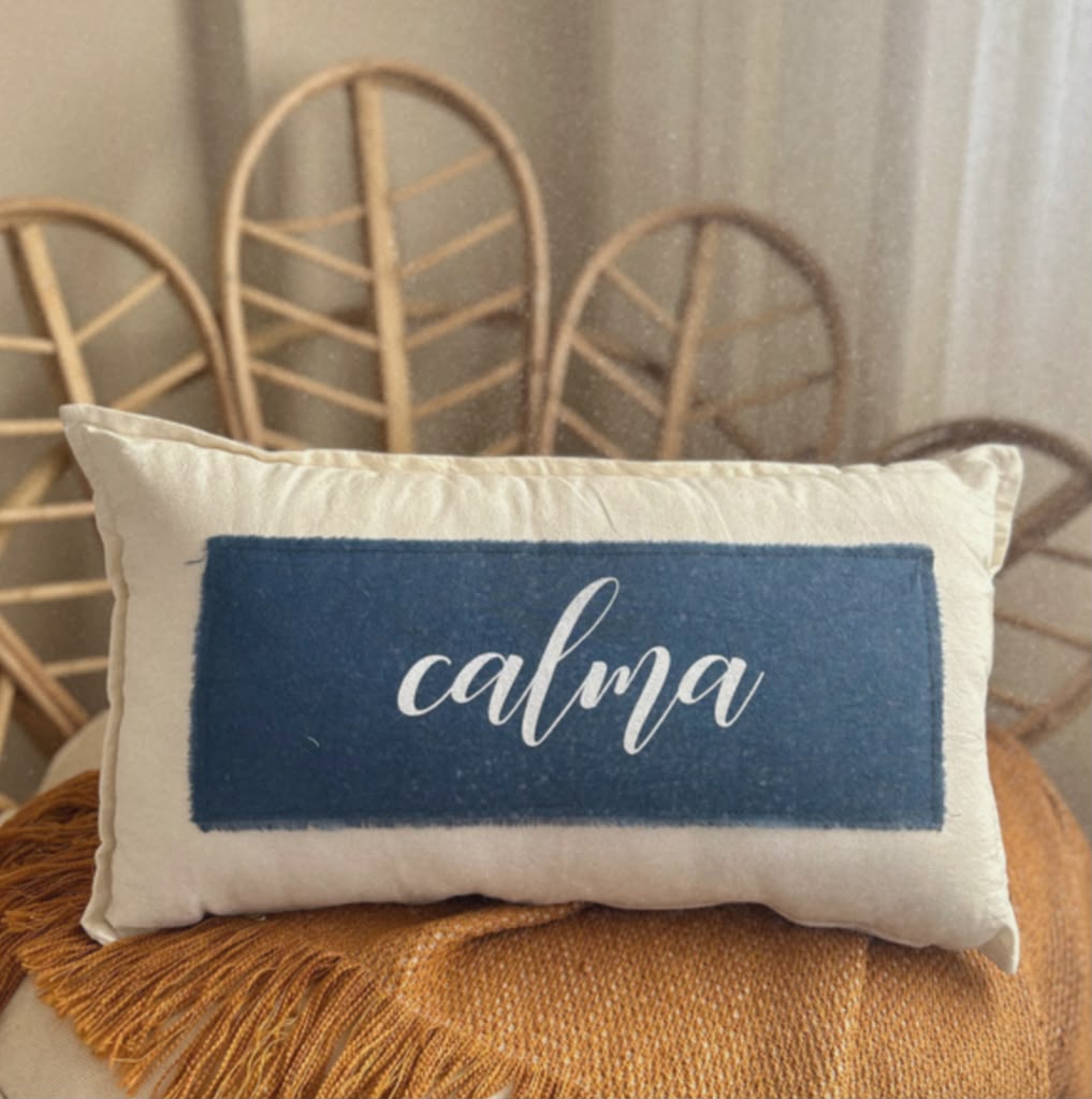 almohadon con frase azul - Imagen 3