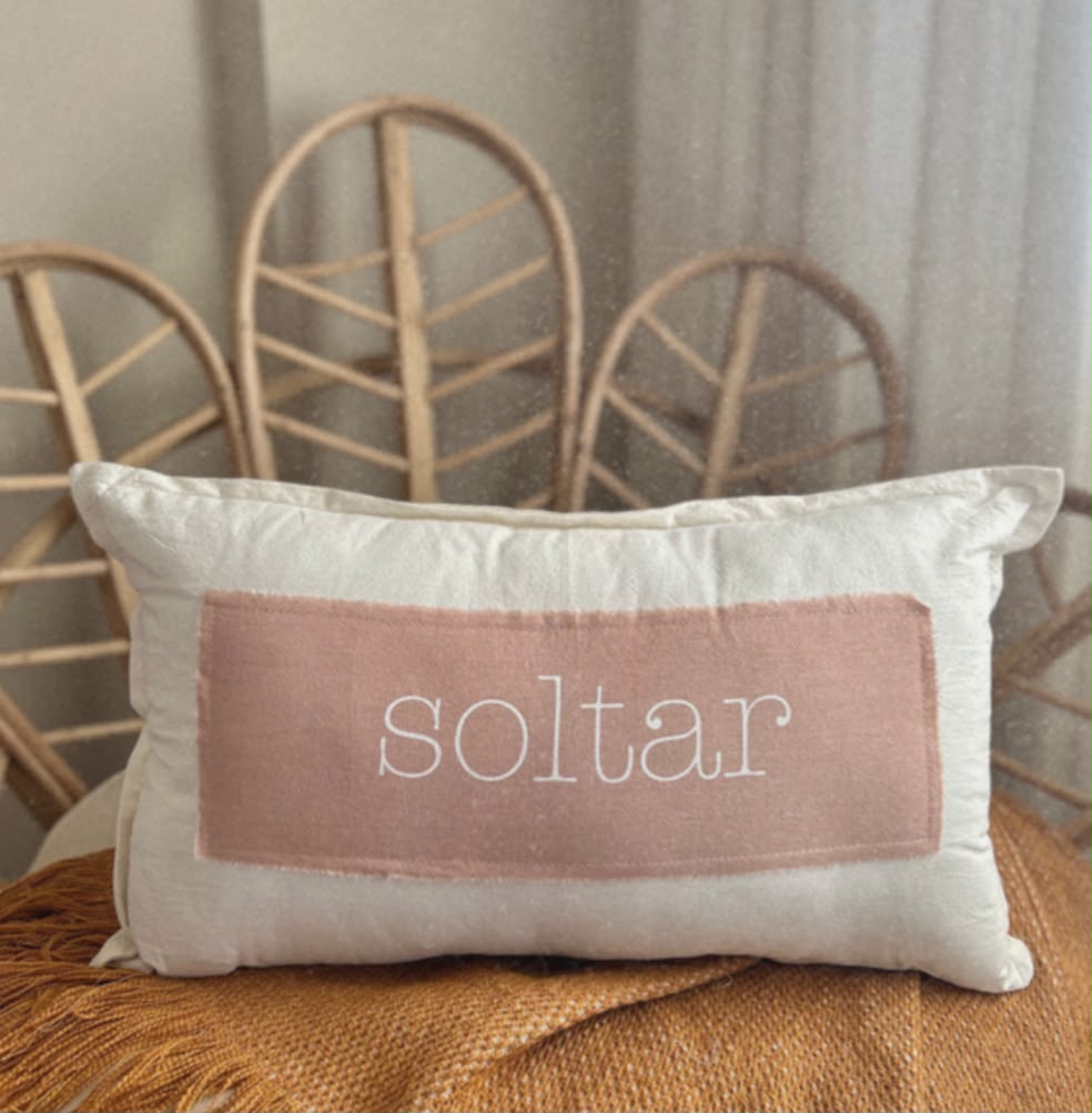 almohadon con flase rosa - Imagen 2