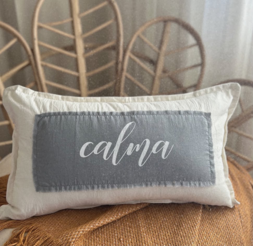 almohadon con frase gris - Imagen 2