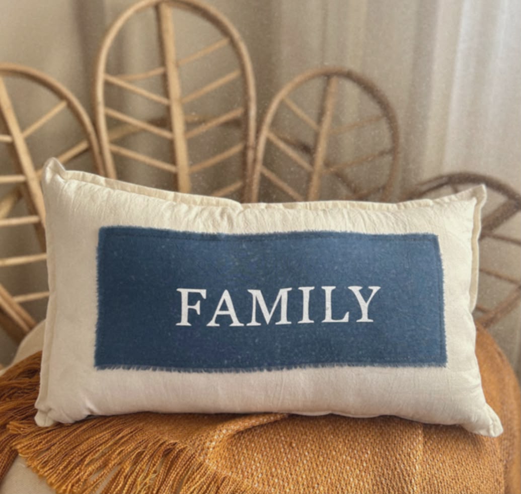 almohadon con frase azul